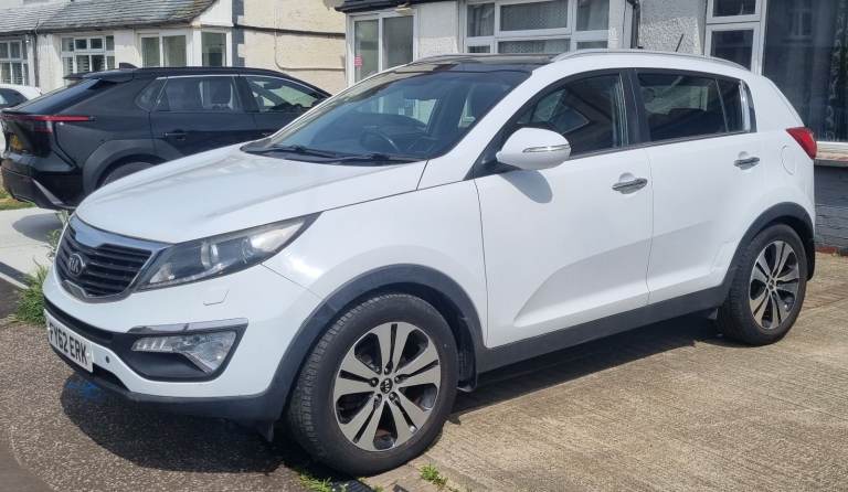 Kia SPORTAGE automatic, low mileage, new MOT, with towbar
