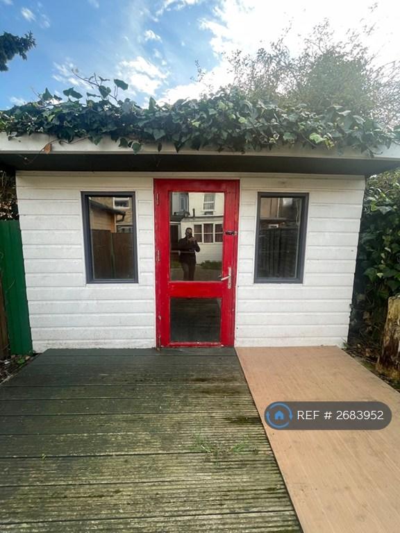 Studio flat in London, London, N18 (#2683952)