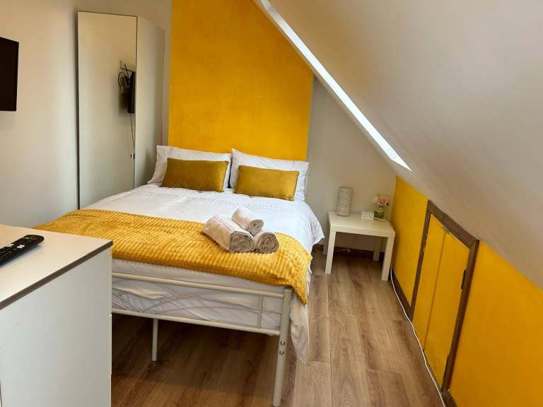 Room to rent in Brentford for female in family house