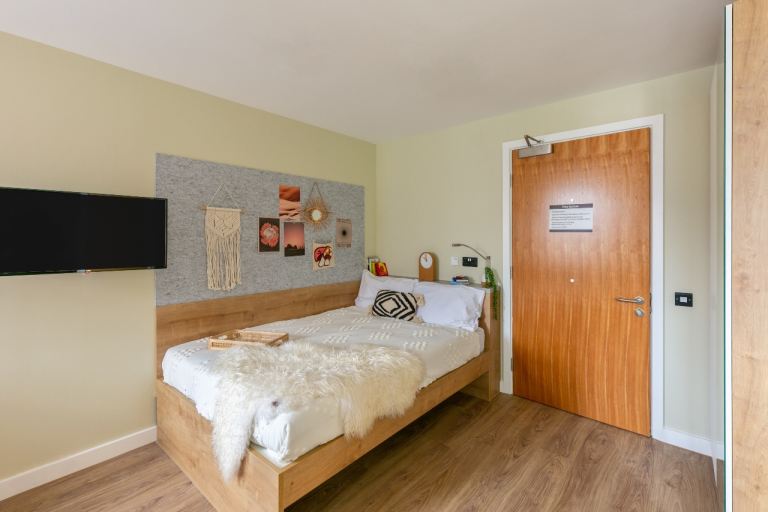 EXTRA LARGE DOUBLE STUDIO LONDON TENANCY TAKE OVER