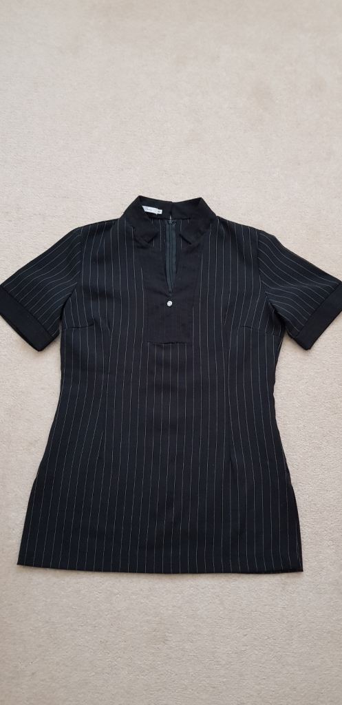LA BEEBY TUNIC. SIZE 10. BLACK PINSTRIPE. DIAMANTE DETAIL. ZIP BACK. SALON WORKWEAR.
