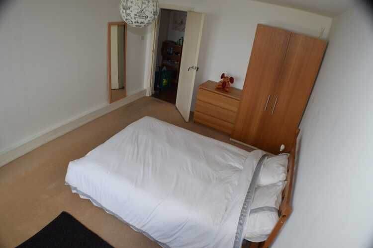 DOUBLE ROOM IN LOVELY APARTMENT. SHARE WITH TWO OTHERS