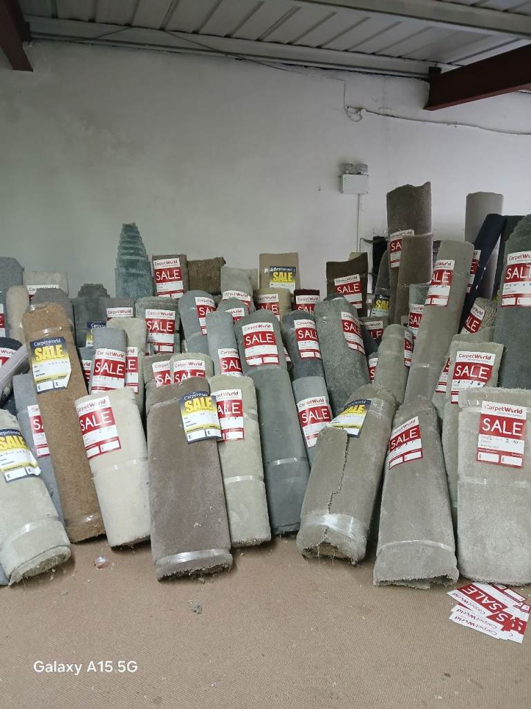 Job lot of x100 carpet remnants