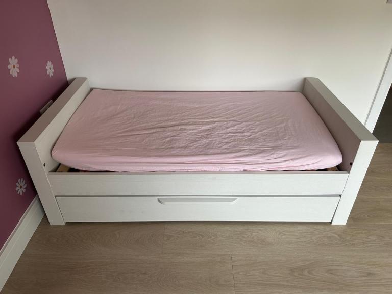 Toddler bed 