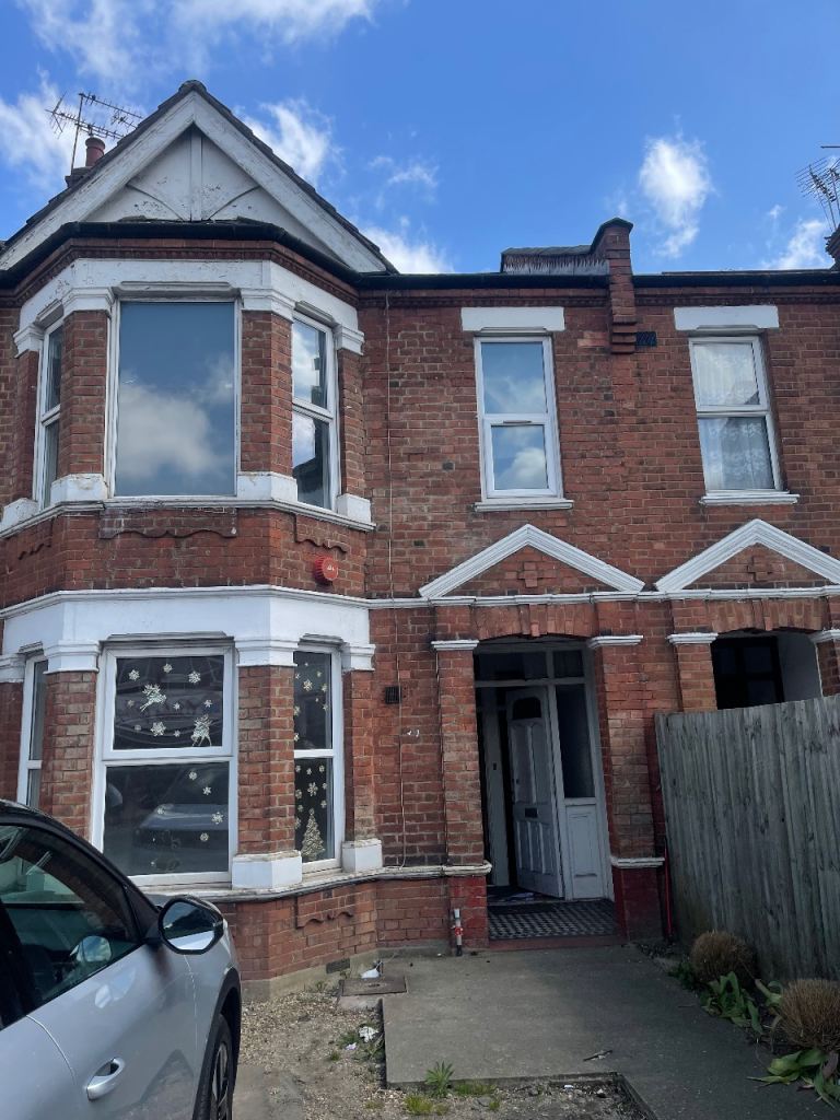 Large 2 bed garden flat 