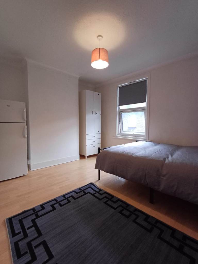 Double room to rent bills included Gillingham great Location 
