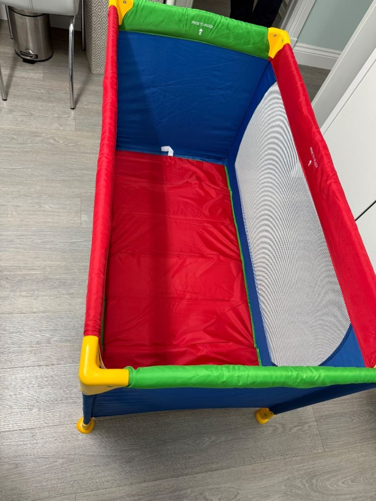 Hauck travel cot and mattress 