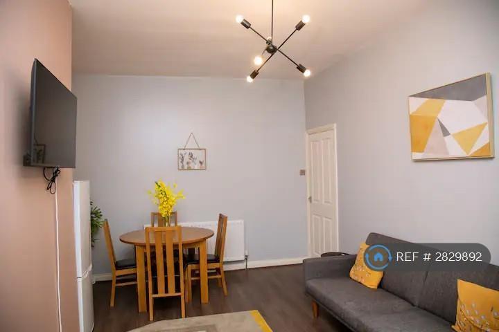 2 bedroom flat in Westbourne Avenue, Gateshead, NE8 (2 bed) (#2829892)