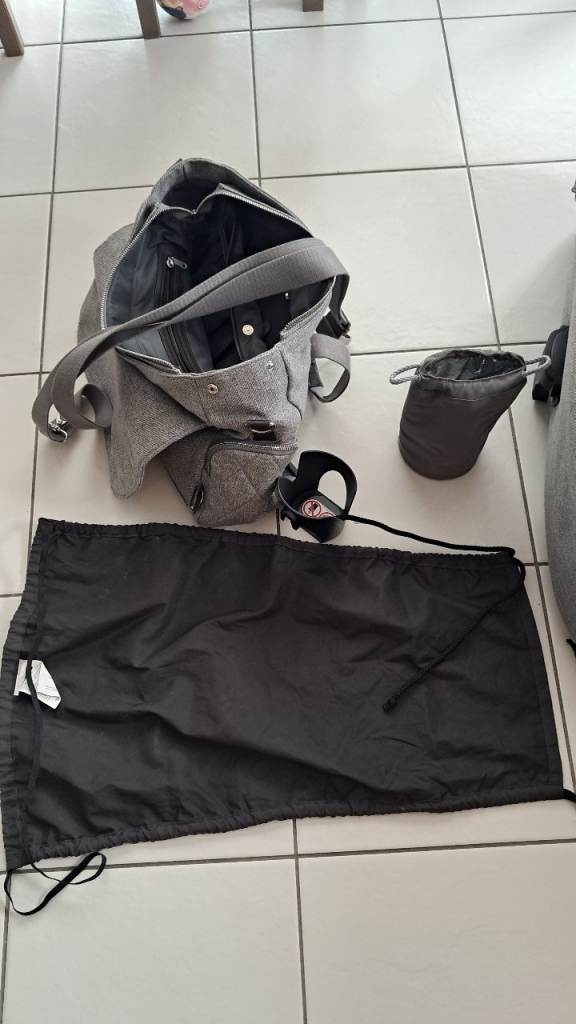  Mamas & Papas Ocarro Carrycot Bassinet with Accessories – Good Condition