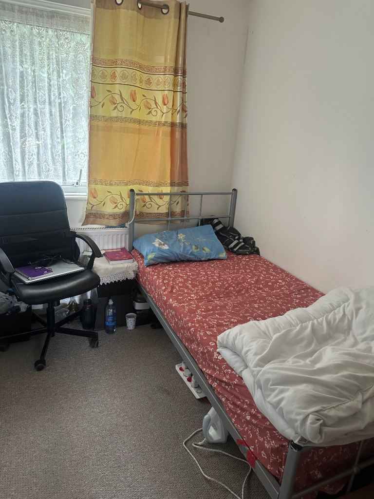 Box Room Available for Short Term ( One Month)
