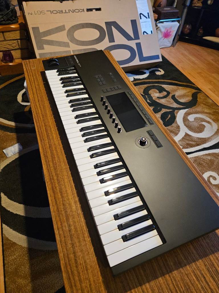 BARGAIN  NATIVE INSTRUMENTS S61 Mk3 MIDI CONTROLLER KEYBOARD
