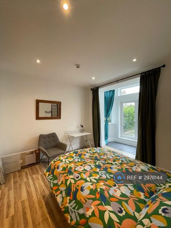 Studio flat in The Promenade, Swansea, SA1 (#2978144)