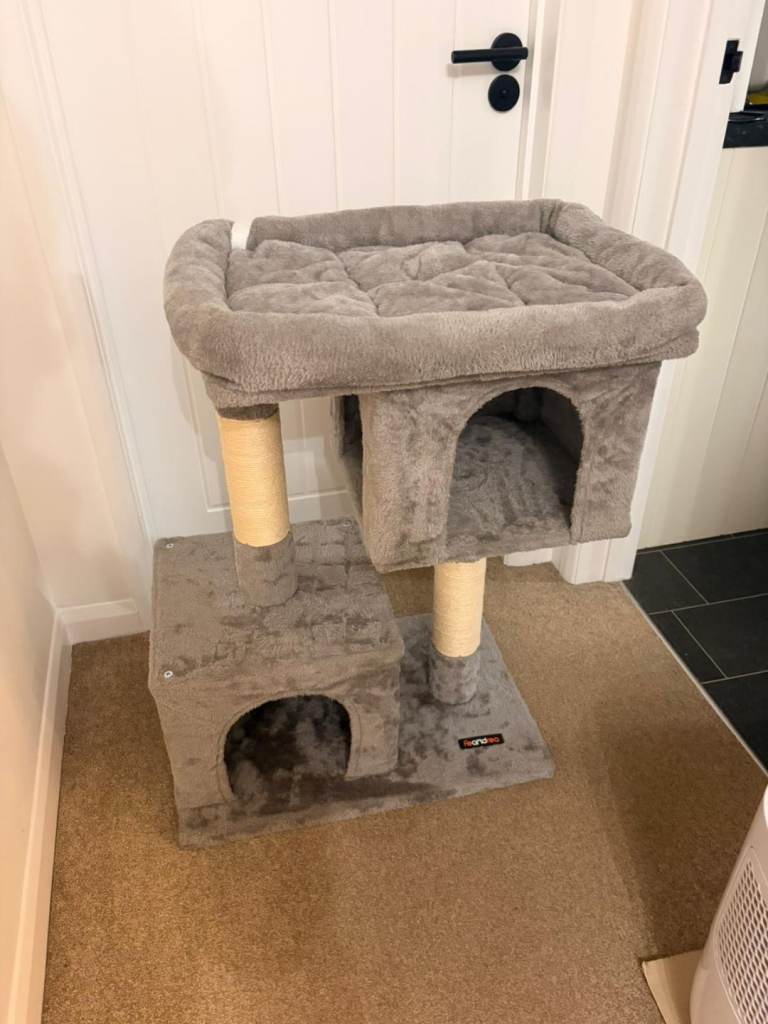 CAT TREE - GREAT CONDITION 