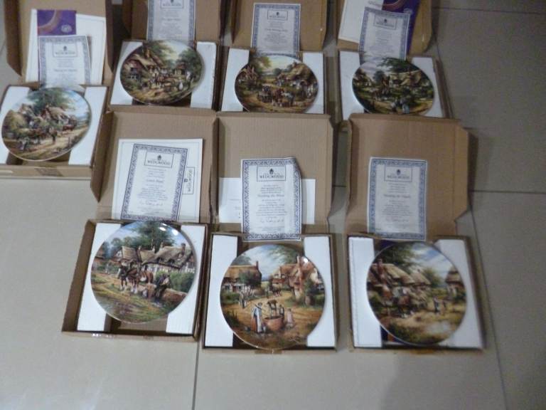 New Wedgwood Country Days decorative plates in boxes and with certificates. 7 Plates in all.