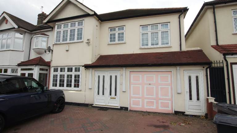 Large 8 Bedroom House Within 5 Mins Walk to Redbridge Tube Station