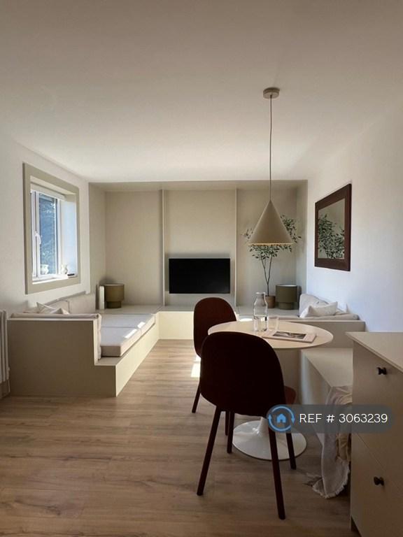 2 bedroom flat in Greenacre Gardens, London, E17 (2 bed) (#3063239)