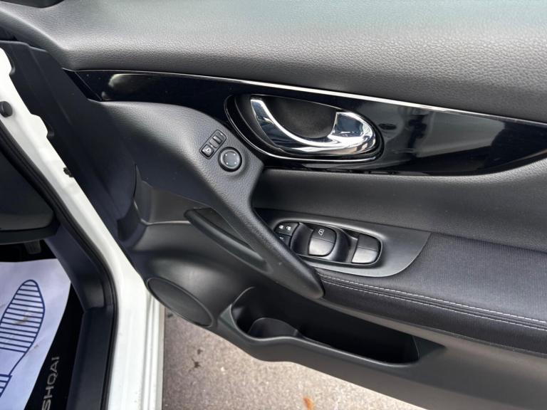 2016 Nissan Qashqai 1.2 DiG-T N-Connecta 5dr HATCHBACK PETROL Manual