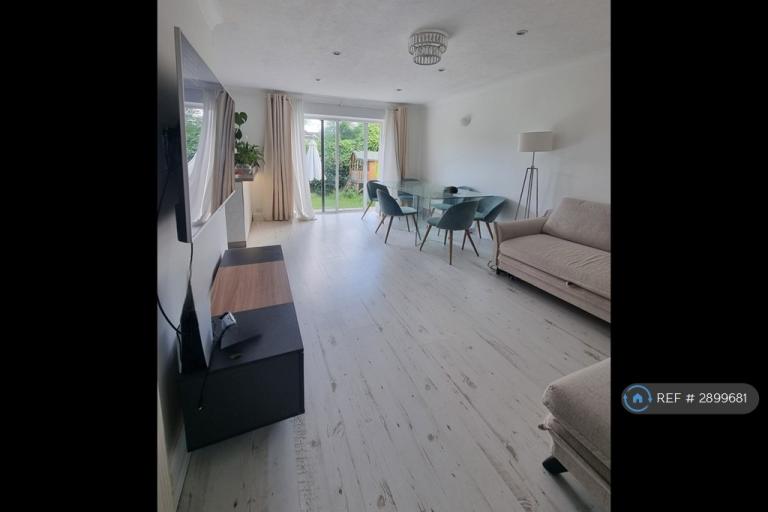 4 bedroom house in Birch Grove, Potters Bar, EN6 (4 bed) (#2899681)