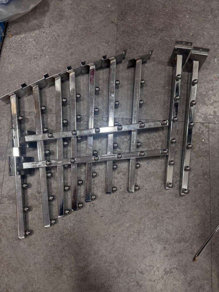 6 Ball Waterfall Sloping Display Arm For  Slatwall (11 pieces) 