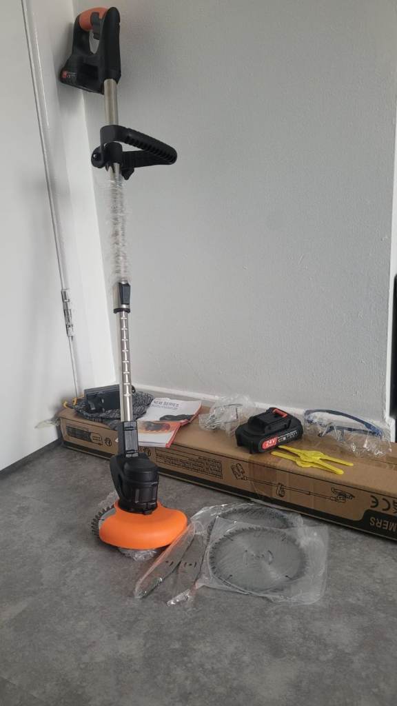 24V Cordless Grass Strimmer With 3 Metal Blades And 2 Batteries 