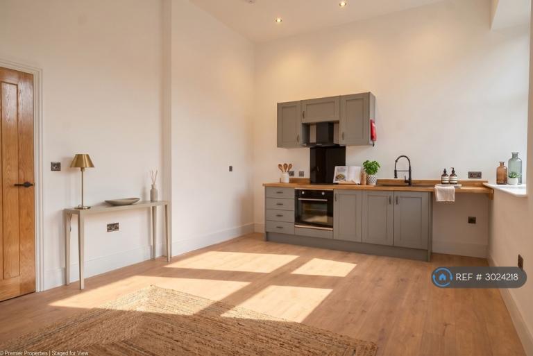 2 bedroom flat in Tudor House, Brighouse, HD6 (2 bed) (#3024218)