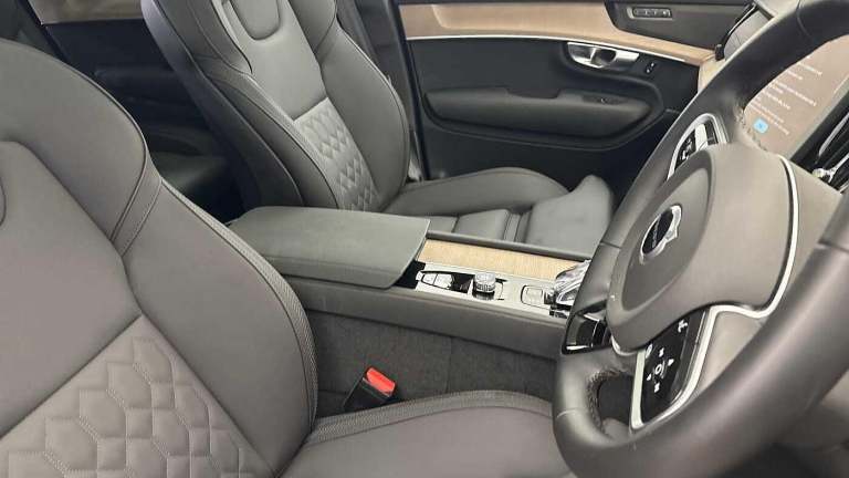 2025 Volvo XC90 Plus, T8 AWD Plug-in hybrid, Electric/Petrol, Dark, 7 Seats ( 360* Camera ) ESTAT...