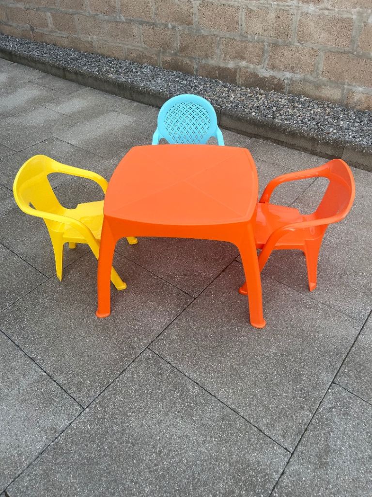 Kids' Plastic Table and Three Chairs – Good Condition