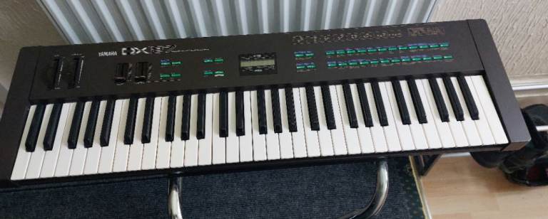 Vintage Yamaha DX27 Keyboard 