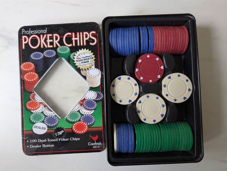100 poker chips in tin