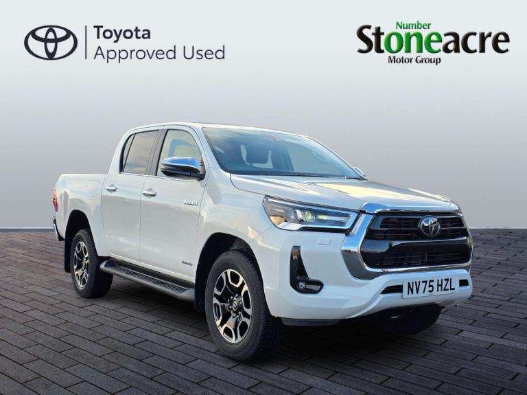 2025 Toyota Hilux 2.8 D-4D Invincible Pickup Double Cab 4dr Diesel Manual 4WD Euro 6 (s/s) (2 PIC...