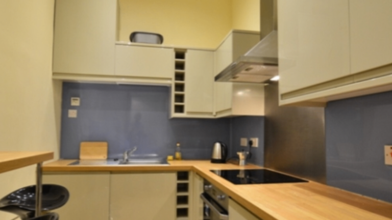 A spacious bright 3 bed flat to rent near meadows 