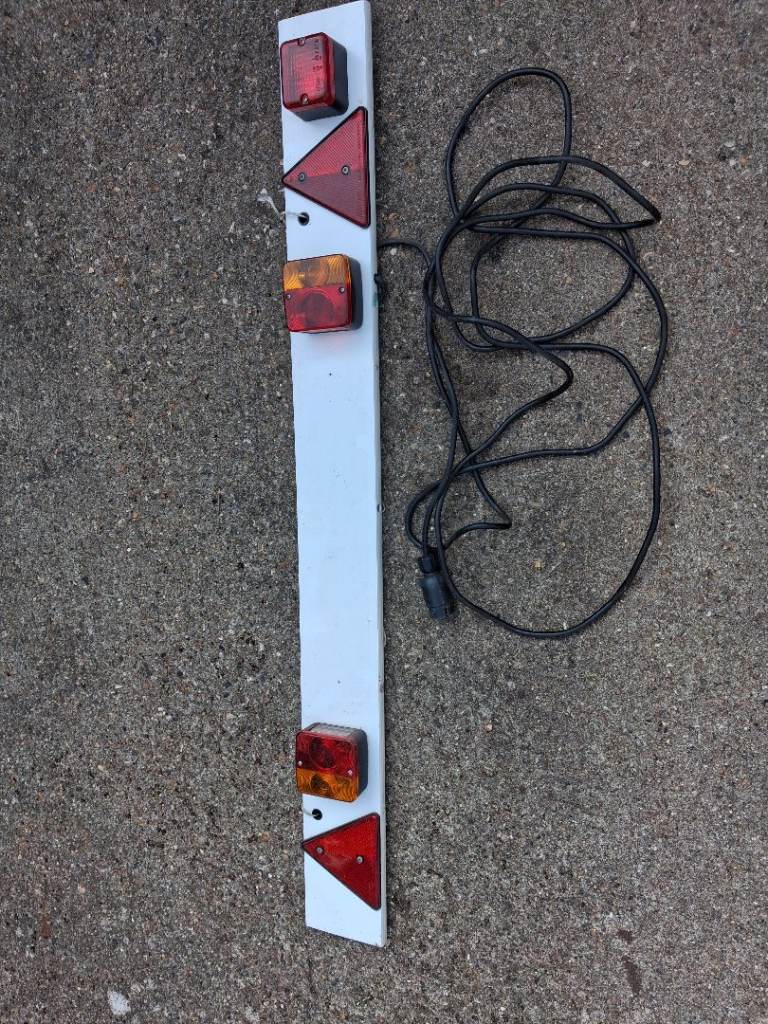 Lighting bar for trailer