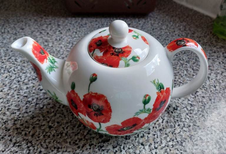 Lovely Tea Pot ⭐️ like new