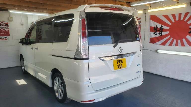 Nissan serena c26 2.0 automatic sunroof 8 seater fresh japanese import 