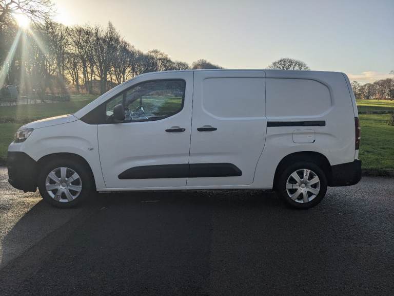 berlingo 5 seater crewvan,F/S/H, caged rear, very clean only £6995 no vat, px welcome
