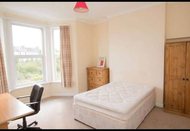 Pl4, central location, room to rent