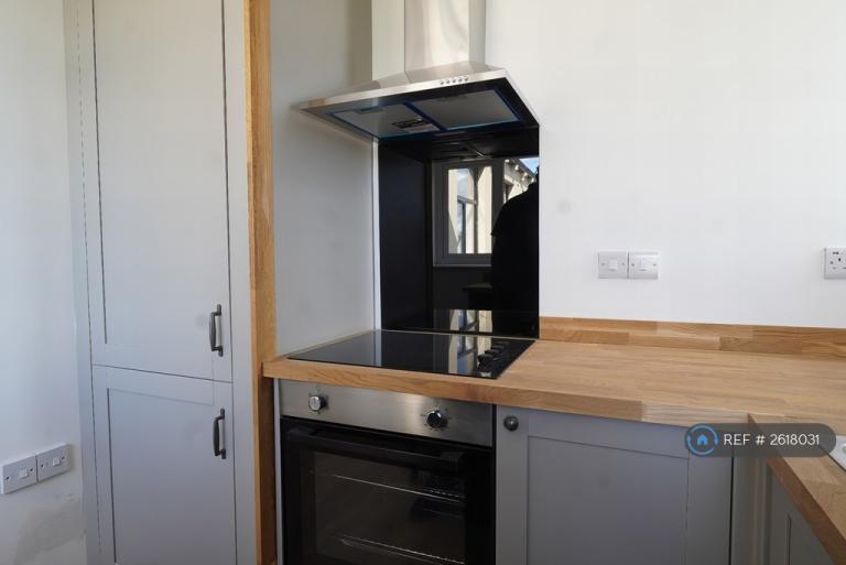 2 bedroom flat in Birds Royd Lane, Brighouse, HD6 (2 bed) (#2618031)