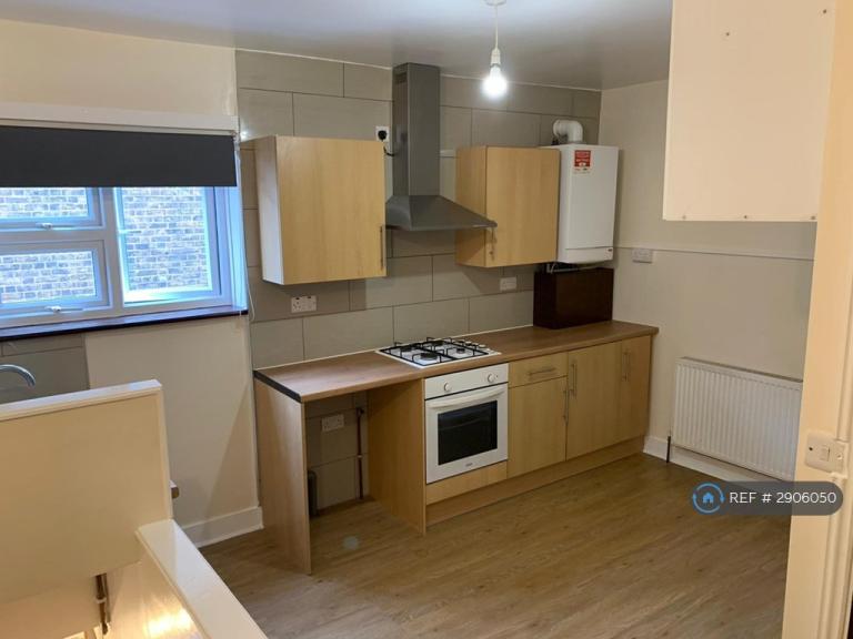 Studio flat in High Street North, London, E12 (#2906050)