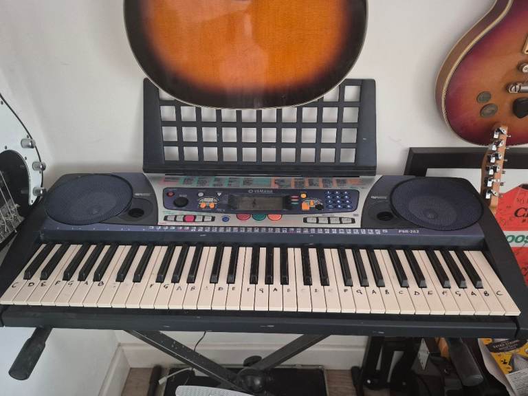 Yamaha psr 262 keyboard with stand