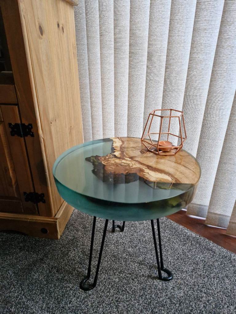 Wood and resin side table 