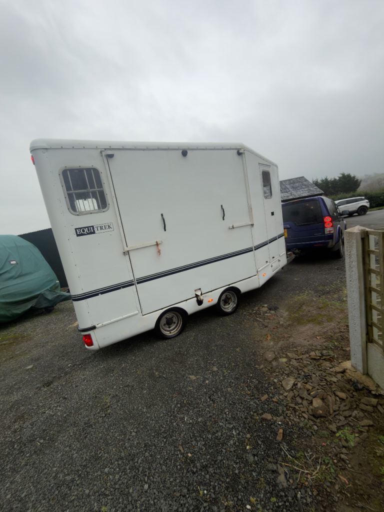 Equi-treck horse trailer with living 