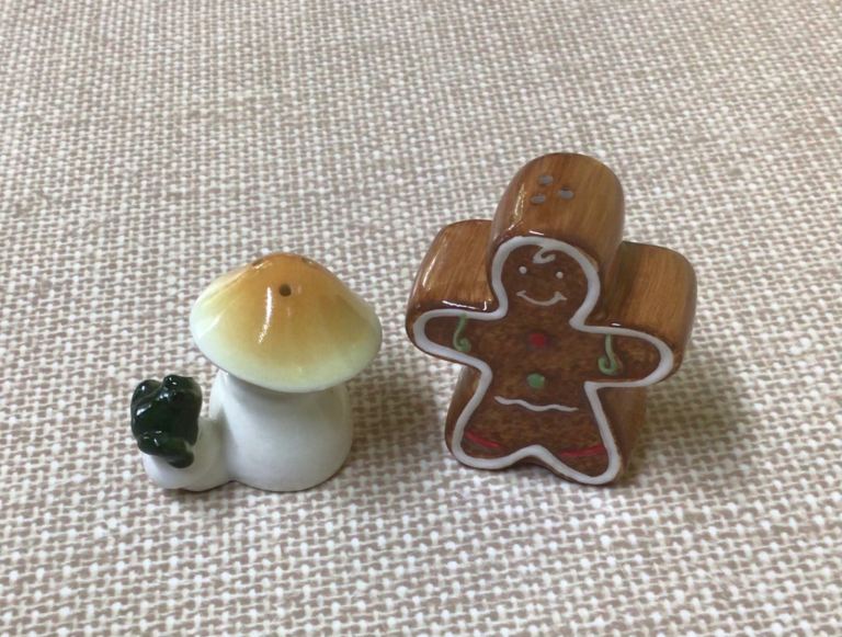 2 X Novelty PEPPER POT