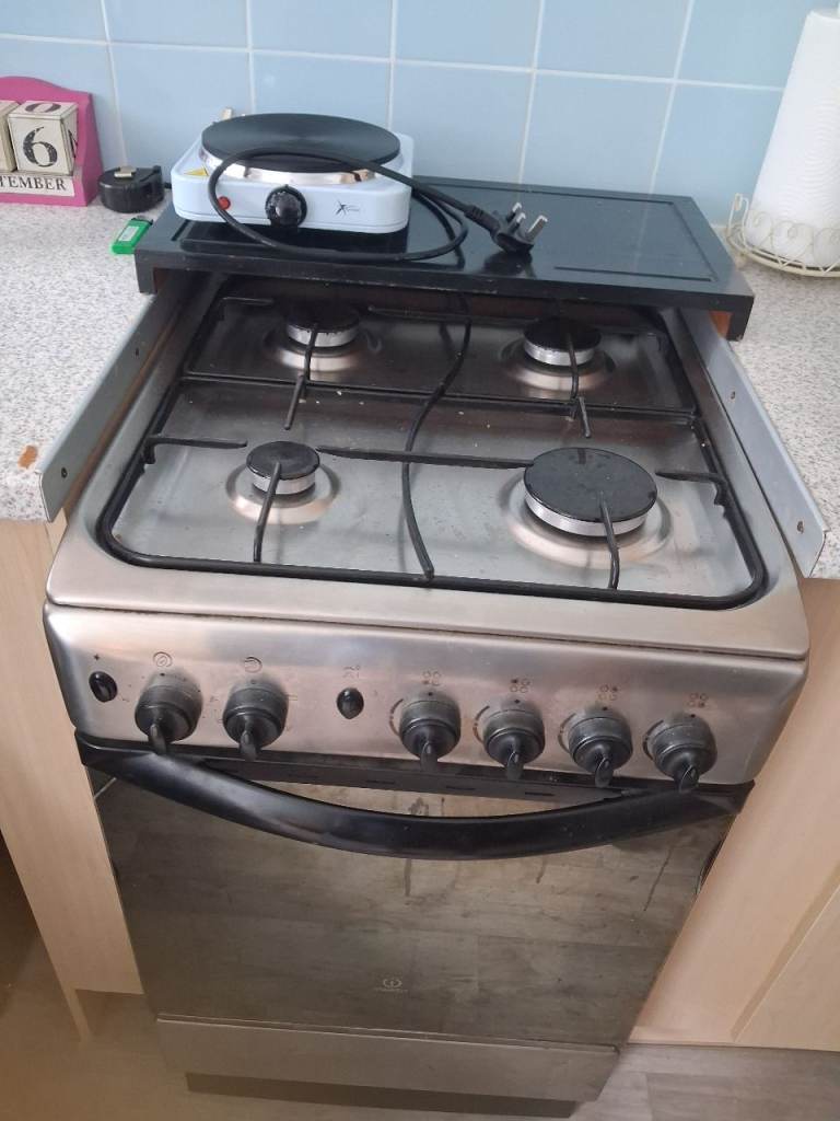 Freestanding Gas Cooker with Oven – Silver, Good Condition