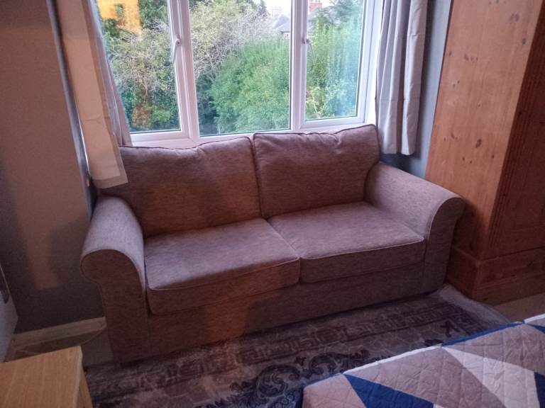 First floor studio close to university great location quiet safe secure location £575 pcm