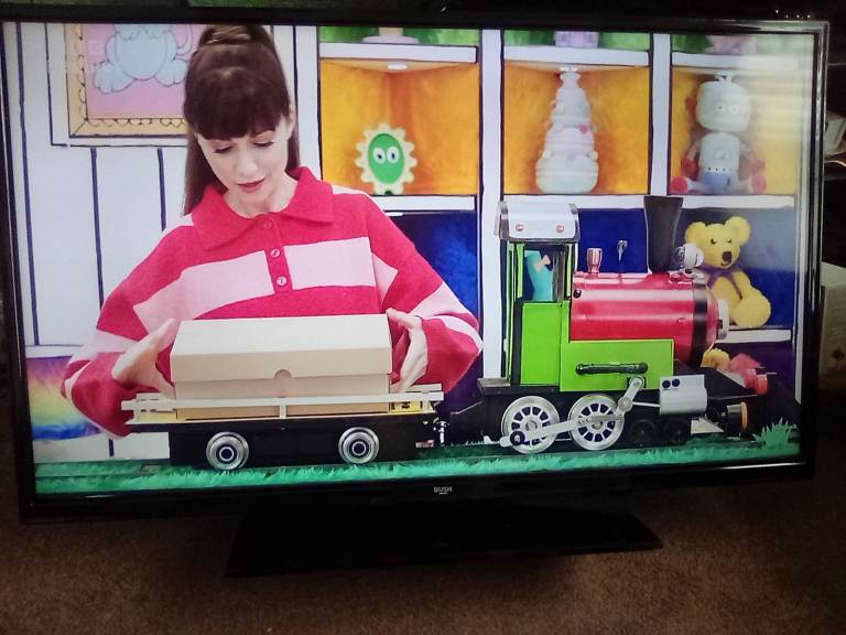 BUSH 32" FREEVIEW FULL HD TV WITH REMOTE 