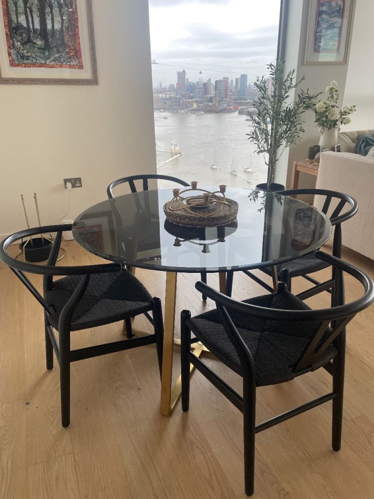 Glass round dining table 