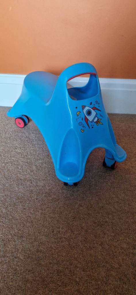 MOOKIE WHIRLEE RIDE ON TOY. BLUE. EXCELLENT CONDITION.