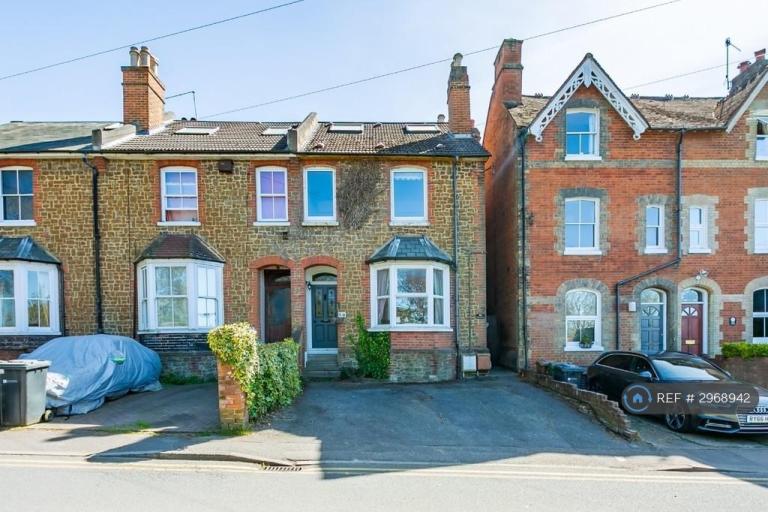 2 bedroom flat in Nightingale Road, Guildford, GU1 (2 bed) (#2968942)