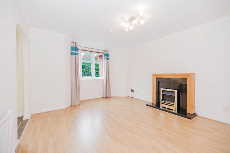 Bright and spacious, 2 bedroom, ground floor flat in Liberton – available NOW