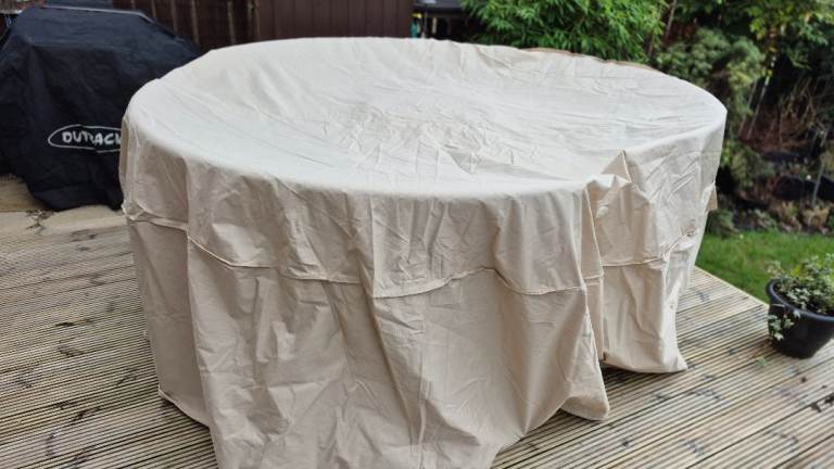 XL cover for Round table & chairs 